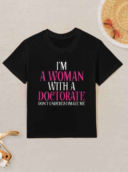 Camiseta infantil con el texto "Mujer con un doctorado", regalo divertido de graduación de doctorado.