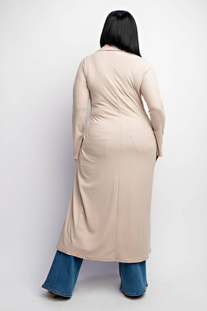 Deliah 大尺碼羅紋針織開襟衫，前襟扣環設計