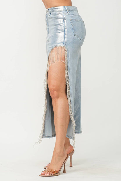 Falda larga DEMI LUXE de mezclilla metalizada con aberturas laterales y flecos de diamantes de imitación