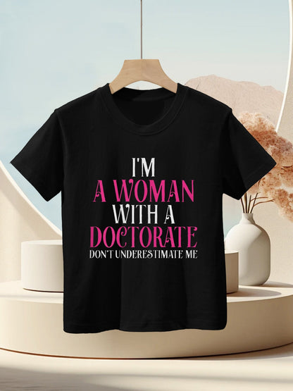 Camiseta infantil con el texto "Mujer con un doctorado", regalo divertido de graduación de doctorado.