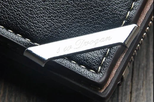 Cartera con hebilla vertical y cierre de cremallera