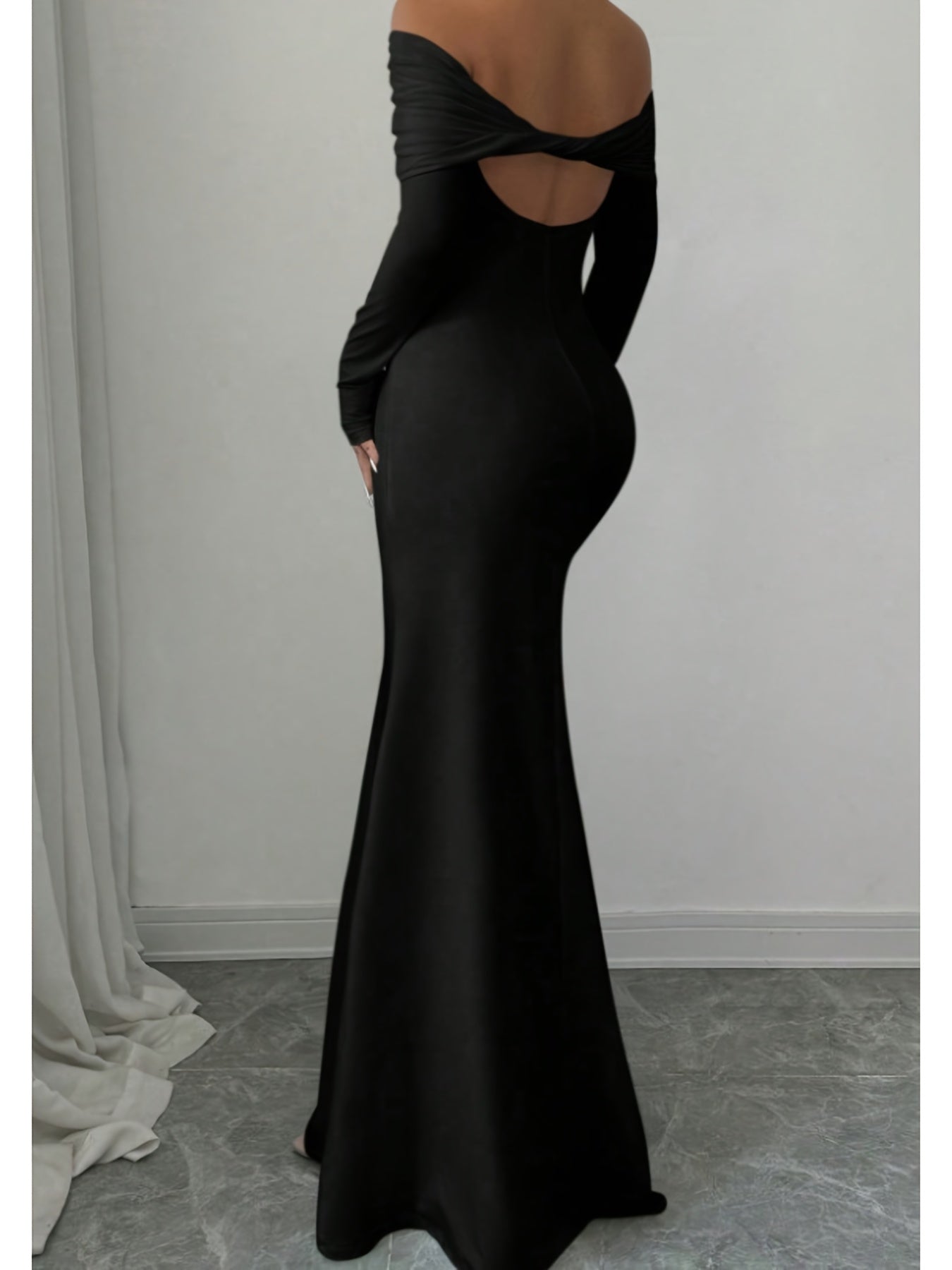 Elegante vestido de noche midi con hombros descubiertos