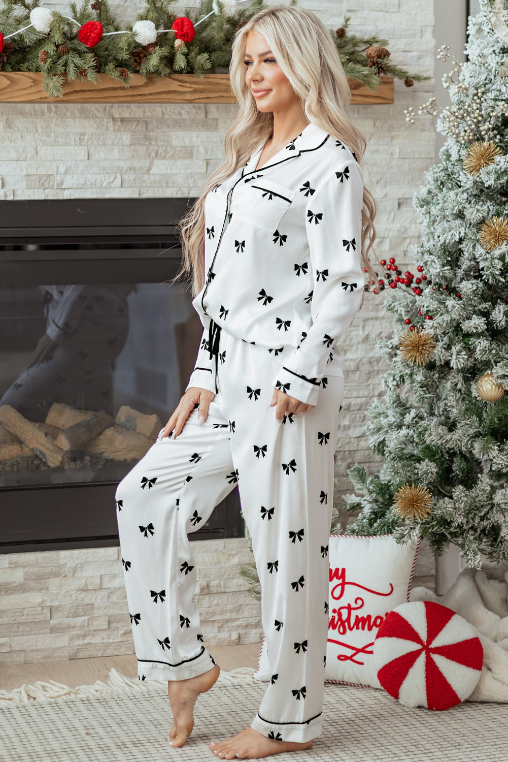 Pijama de dos piezas con estampado de lazos blancos