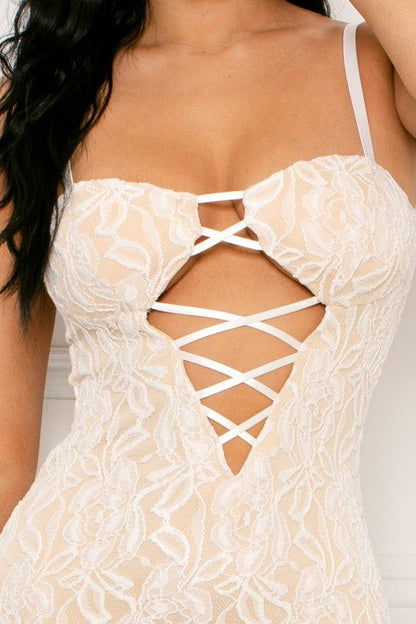 Vestido mini ajustado con detalle de encaje recortado Jacklyn